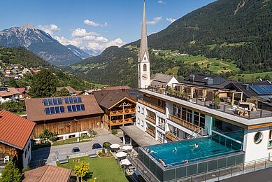 Das Kinderhotel Stefan in Tirol von oben mit Blick auf den Panoramapool.