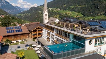 Das Kinderhotel Stefan in Tirol von oben mit Blick auf den Panoramapool.