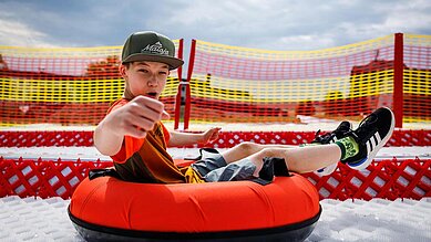 Kind sind im tubing Ring des Elldus Resorts im Erzgebirge.