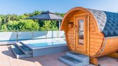 Holzsauna mit Kleinkindbecken auf der Dachterrasse vom Familienhotel Friedrichshof.