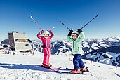 Kinder auf der Skipiste des Familienhotels Galtenberg Family & Wellness Resort.