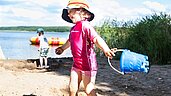 Mädchen spielt mit dem Sand am hoteleigenen Seestrand des Familienhotels Borchard's Rookhus.