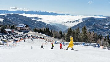 Kinder beim Skikurs auf der Piste im Familienskigebiet in Kärnten