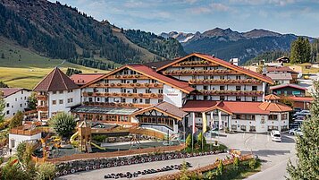 Das Familienhotel Kaiserhof im Sommer in der Außenansicht mit einem großen Hotelgelände