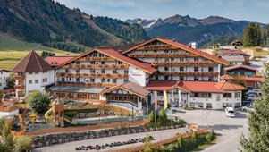 Das Familienhotel Kaiserhof im Sommer in der Außenansicht mit einem großen Hotelgelände