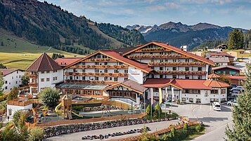 Das Familienhotel Kaiserhof im Sommer in der Außenansicht mit einem großen Hotelgelände