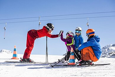 Eine Familie beim Skifahren am Stubaier Gletscher im Familienurlaub in Tirol.