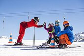 Eine Familie beim Skifahren am Stubaier Gletscher im Familienurlaub in Tirol.