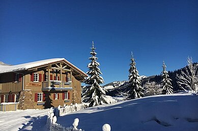 Das Spa- & Familien-Resort Krone im Allgäu im Winter umgeben von bezaubernder Winterlandschaft.