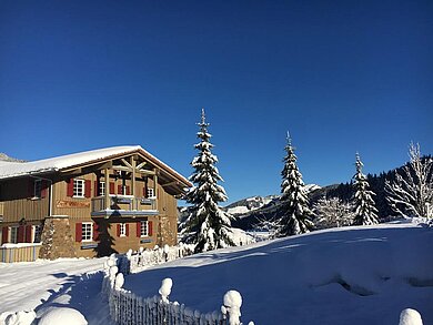 Das Spa- & Familien-Resort Krone im Allgäu im Winter umgeben von bezaubernder Winterlandschaft.