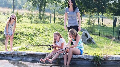 Angelspaß am Teich im Familienhotel Aigo welcome family in Oberösterreich