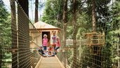 Kinder spielen auf dem Baumhausweg des Familienhotels Alpenhotel Kindl in Tirol.
