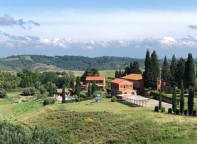 Das Familienhotel Castellare di Tonda in der Toskana, umgeben von beeindruckender Landschaft und Weinbergen.