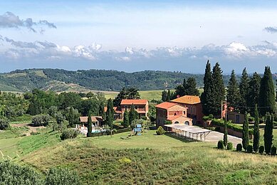 Das Familienhotel Castellare di Tonda in der Toskana, umgeben von beeindruckender Landschaft und Weinbergen.