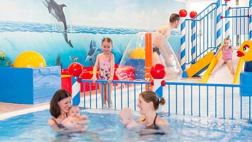 Familie mit Kleinkinder planscht im Babypool des Kaiserhofs.