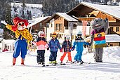 Die beiden Maskottchen Happy und Pletzi beim Skikurs im Das Hopfgarten.