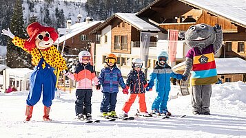 Die beiden Maskottchen Happy und Pletzi beim Skikurs im Das Hopfgarten.