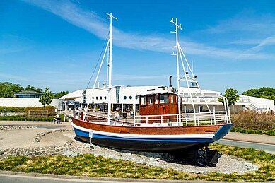 Schiff an der Nordsee Promenade in Norden-Norddeich