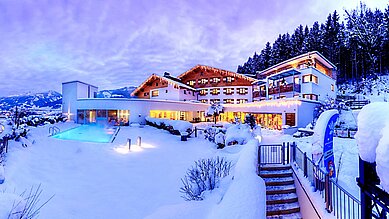 Das Familienhotel Amiamo im Salzburger Land im Winter.