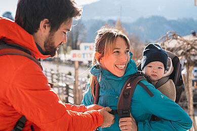 Familie beim Winterwandern mit Baby rund um das Familienhotel Das Hopfgarten