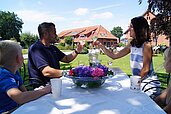 Café im Außenbereich mit Sitzbereich und Aussicht auf den Garten im Familienhotel Gut Landegge im Emsland