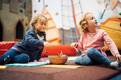 Zwei Mädchen spielen im Happy-Club des Familienhotels Kirchheimerhof in Kärnten.