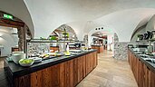 Offenes Buffet mit Front-Cooking im Restaurant des Familienhotels Landgut Furtherwirt in Tirol.