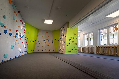 Kletterwand im Familienhotel Ottonenhof im Sauerland.