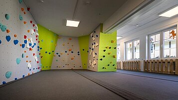 Kletterwand im Familienhotel Ottonenhof im Sauerland.