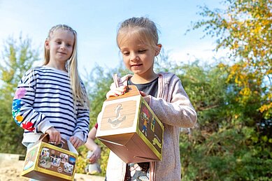 Zwei Mädchen bei der Schatzsuche in der Kinderbetreuung des Familienhotels Seeklause an der Ostsee.