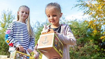 Zwei Mädchen bei der Schatzsuche in der Kinderbetreuung des Familienhotels Seeklause an der Ostsee.