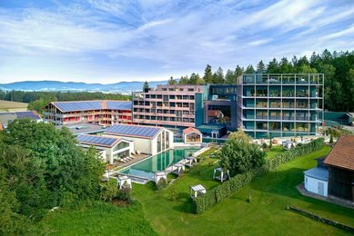Familienhotel Ulrichshof im Bayrischen Wald mit blick auf das Hotel mit Sicht auf den außen Pool.