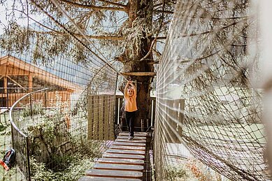 Mädchen spielt im Kletterpark des Familienhotels Huber in Südtirol 