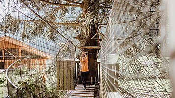 Mädchen spielt im Kletterpark des Familienhotels Huber in Südtirol 