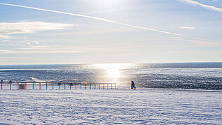 Bei einem Spaziergang über den Deich im Winter kann man den Schneebedeckten Strand bestaunen.