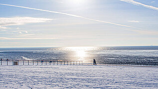 Bei einem Spaziergang über den Deich im Winter kann man den Schneebedeckten Strand bestaunen.