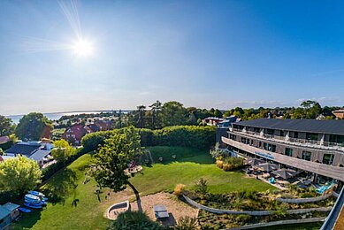 Familienhotel Strandkind an der Ostsee Aussenansicht im Sommer