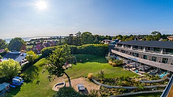 Familienhotel Strandkind an der Ostsee Aussenansicht im Sommer