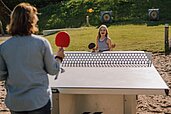 Außenanlage mit Tischtennisplatte und Grünfläche im Familenhotel Strandkind an der Ostsee