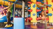 Kinder spielen in der Softplayanlage im Familienhotel Zauchenseehof im Salzburger Land