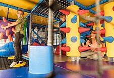 Kinder spielen in der Softplayanlage im Familienhotel Zauchenseehof im Salzburger Land