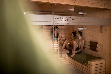 Eine Familiensauna im Wellnessbereich im Familienhotel Alpenhof Dolomit Family in Südtirol.