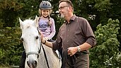 Eine Reitstunde unter Aufsicht eines Reitlehrers auf dem Familienhotel Ottonenhof im Sauerland.