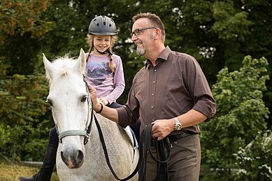 Eine Reitstunde unter Aufsicht eines Reitlehrers auf dem Familienhotel Ottonenhof im Sauerland.