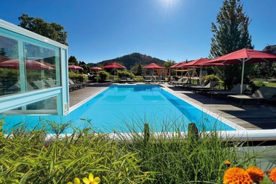 Blick auf den Aussenpool im Sommer im Familoienhotel Sonnenpark im Sauerland