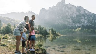 Eine Familie am Ufer des Traunsees in Oberösterreich