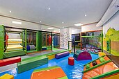 Große Softplayanlange im Innbereich des Familienhotels Kaiserhof an der Tiroler Zugspitzarena.